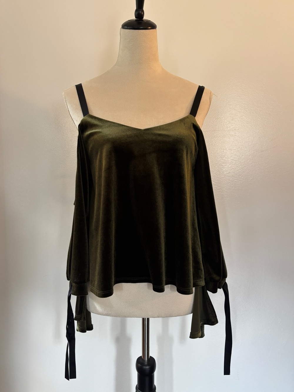 Romeo + Juliet Couture Dark Greene Velvet Cold-Shoulder Open Back Cami Top